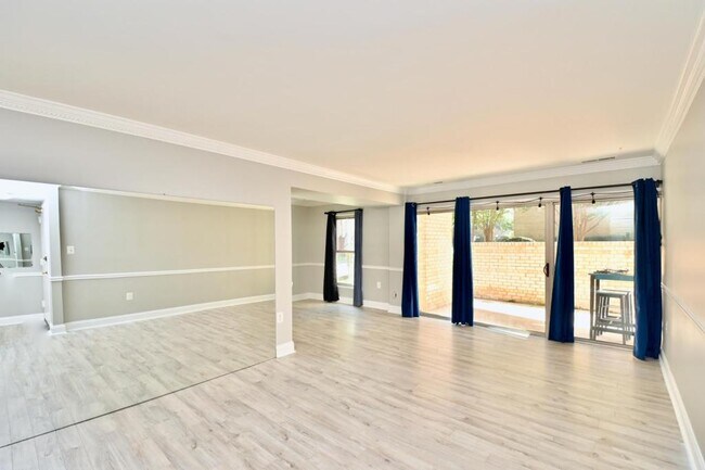 Building Photo - 12 Canterbury Sq. #102