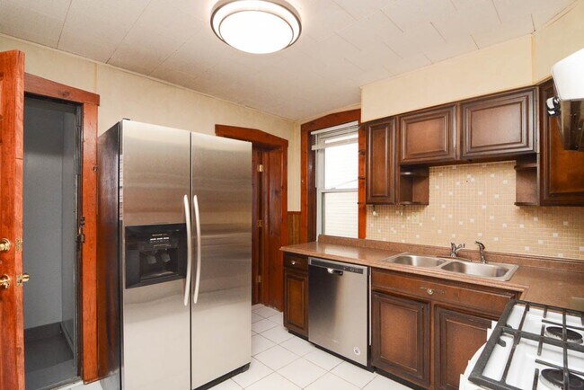 Foto del edificio - 2311 W Diversey Ave