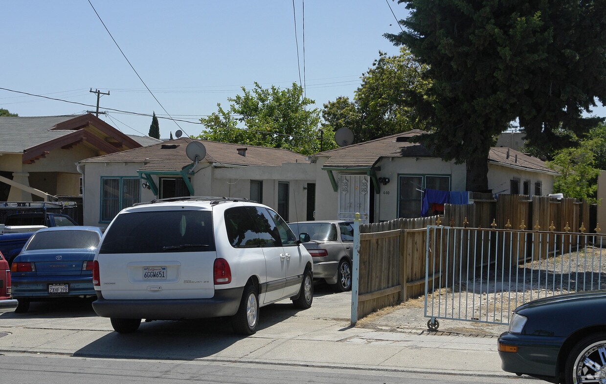 Foto del edificio - 440-444 446 E 8th St