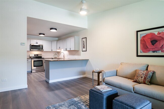 Cocina remodelada con barra comedor adyacente a la sala de estar. - 600 S Clinton St