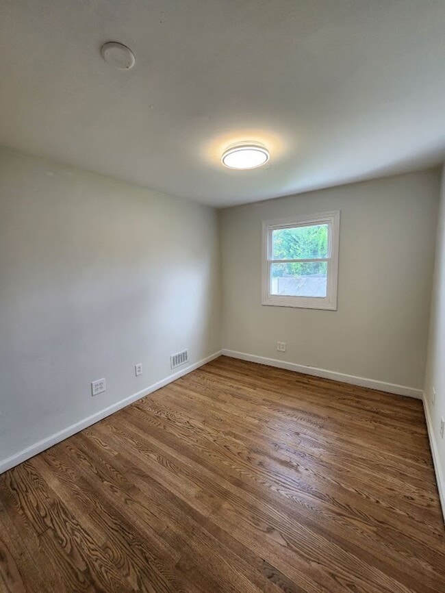 Building Photo - Don't miss the opportunity to rent this be...