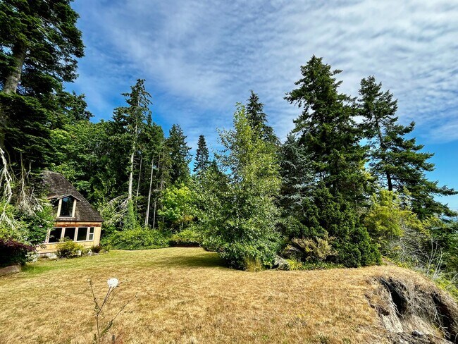 Building Photo - Newly Remodeled Bainbridge Retreat w/Water...