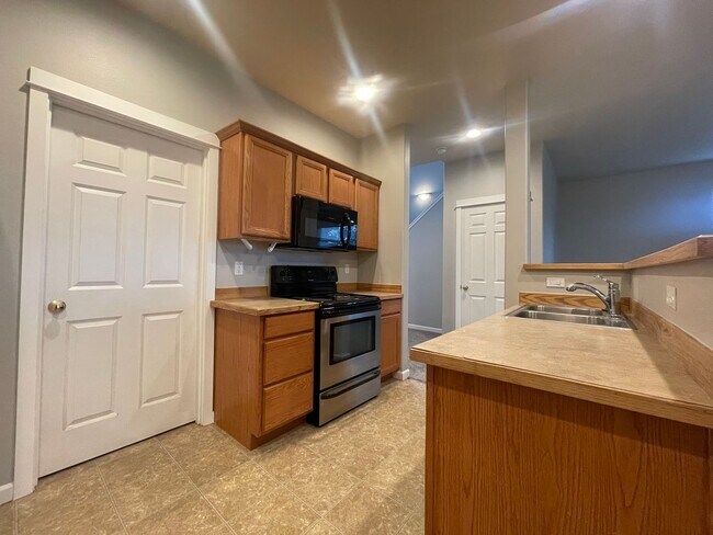 Foto del edificio - BEAUTIFUL 3 BEDROOM AND 2.5 BATHROOM TOWNHOUSE IN SOUTHWEST REDMOND!
