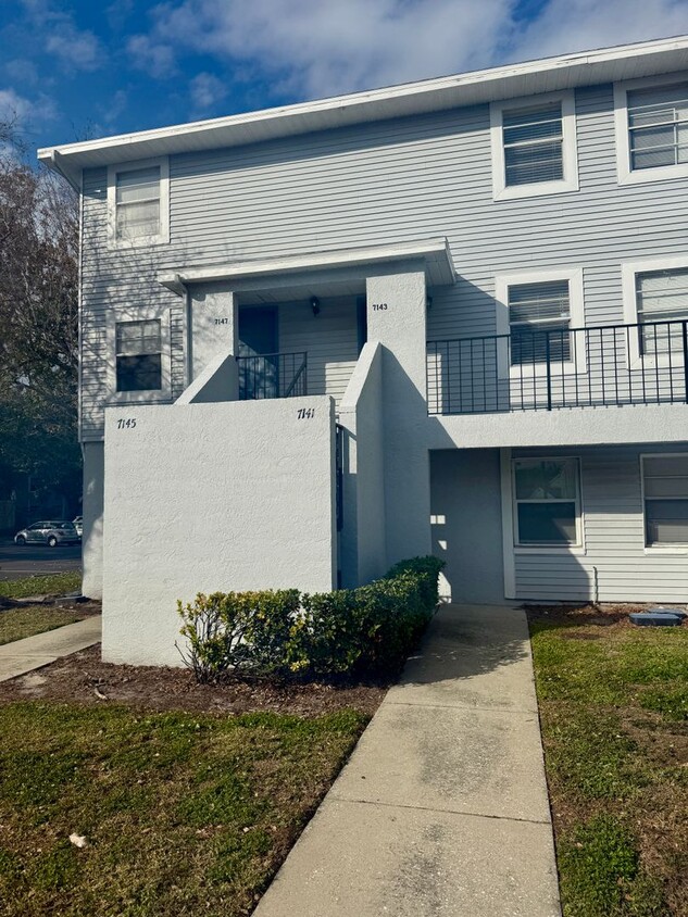 Foto principal - 2/1.5 Townhome located in Tampa with Priva...