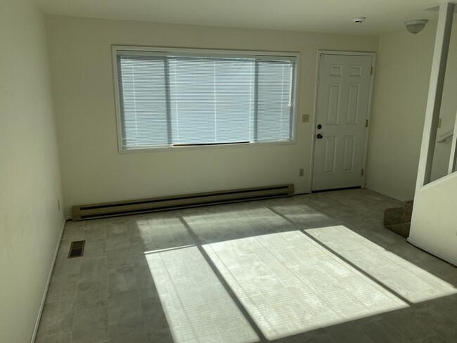 Building Photo - 2 Bedroom Unit in Newport!