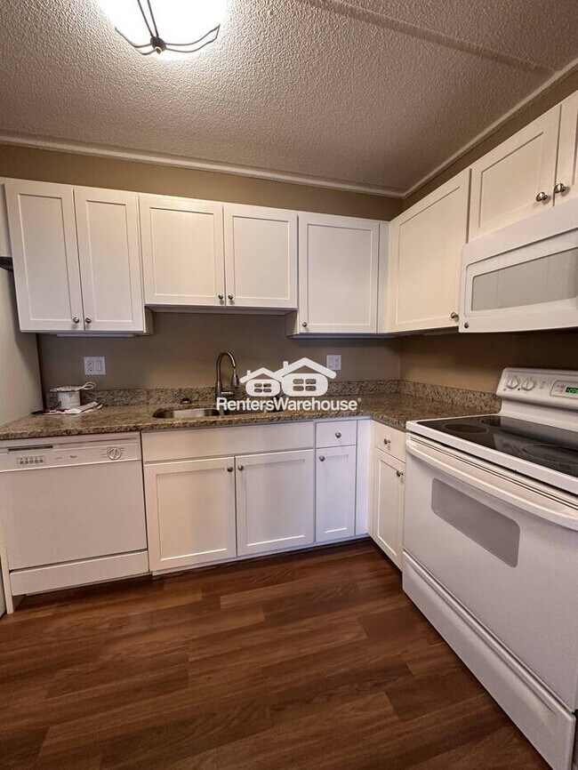 Building Photo - Top-Floor Living with Style and Convenience