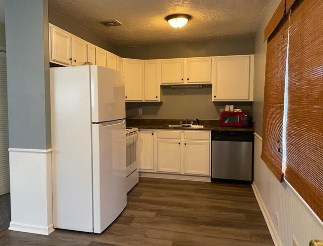 Kitchen - 3923 Mantell Ave