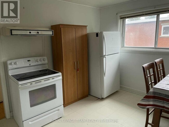 Building Photo - 482 Vernon Ave