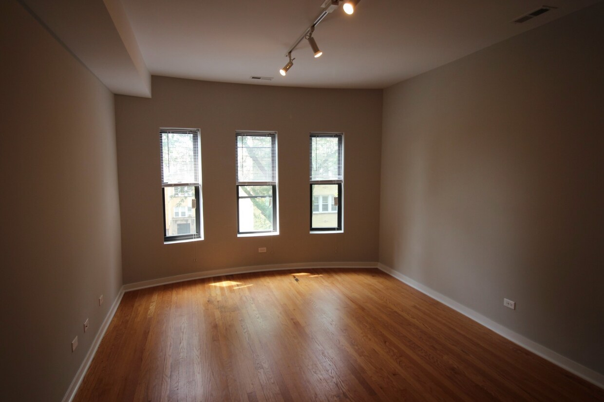 Foto principal - 6447 N Claremont Ave