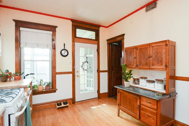 Building Photo - 1341 W Eddy St