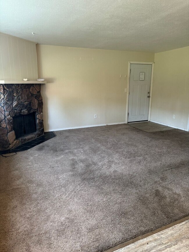 Foto del edificio - 2 bed/ 1 bath in well maintained 4plex