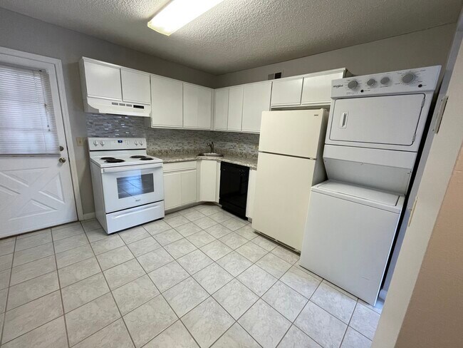 Spacious kitchen - 9025 N Swan Cir