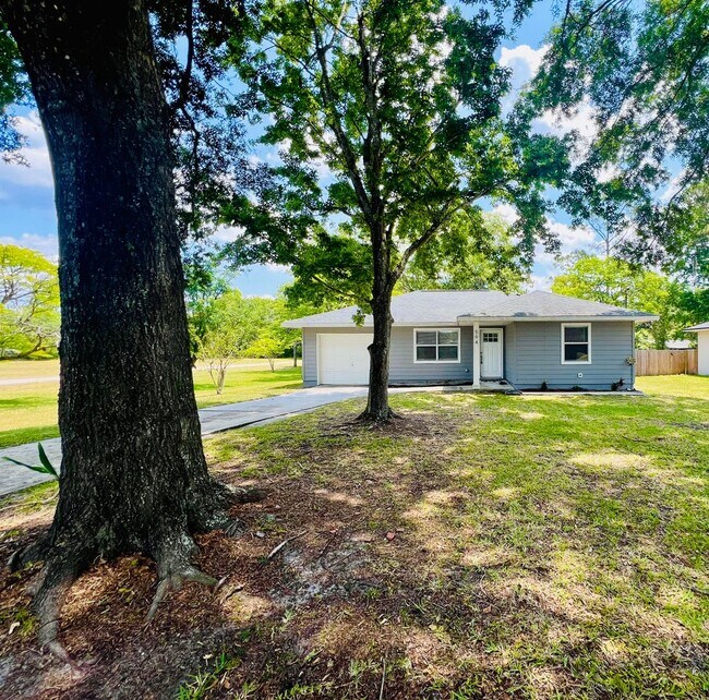 Building Photo - Green Cove Springs bungalow