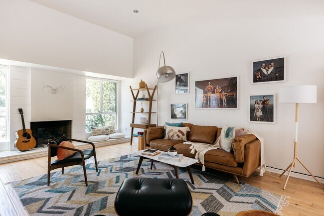 Building Photo - Modern Home in the Serene Encino Hills