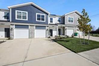 Building Photo - Sandstone Pointe
