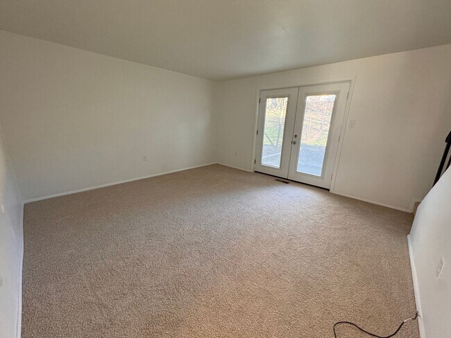 Building Photo - Newly Renovated Townhouse