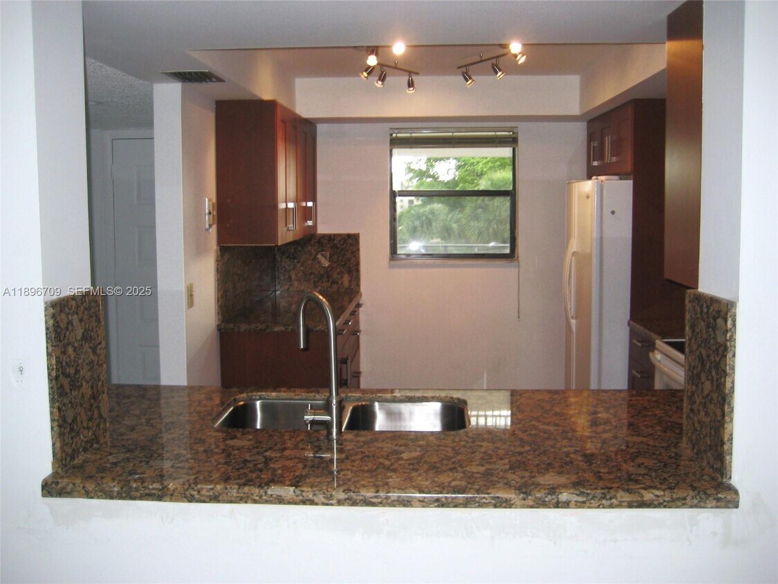 Foto principal - 16051 Blatt Blvd