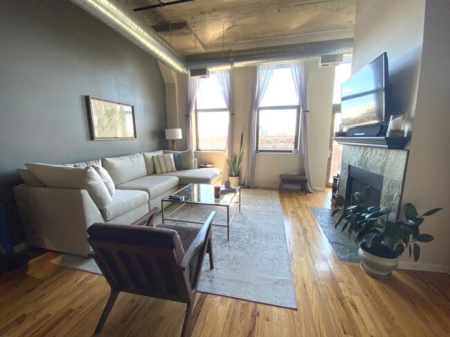 Building Photo - 758 N Larrabee St