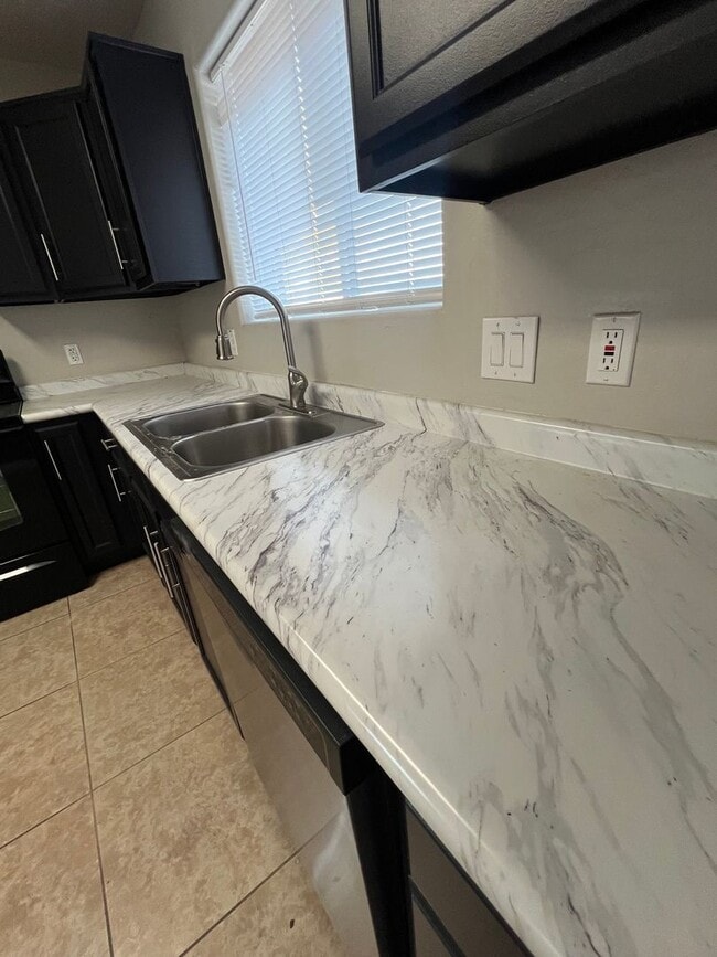 Foto del edificio - Two Bedroom / I17 Freeway Access