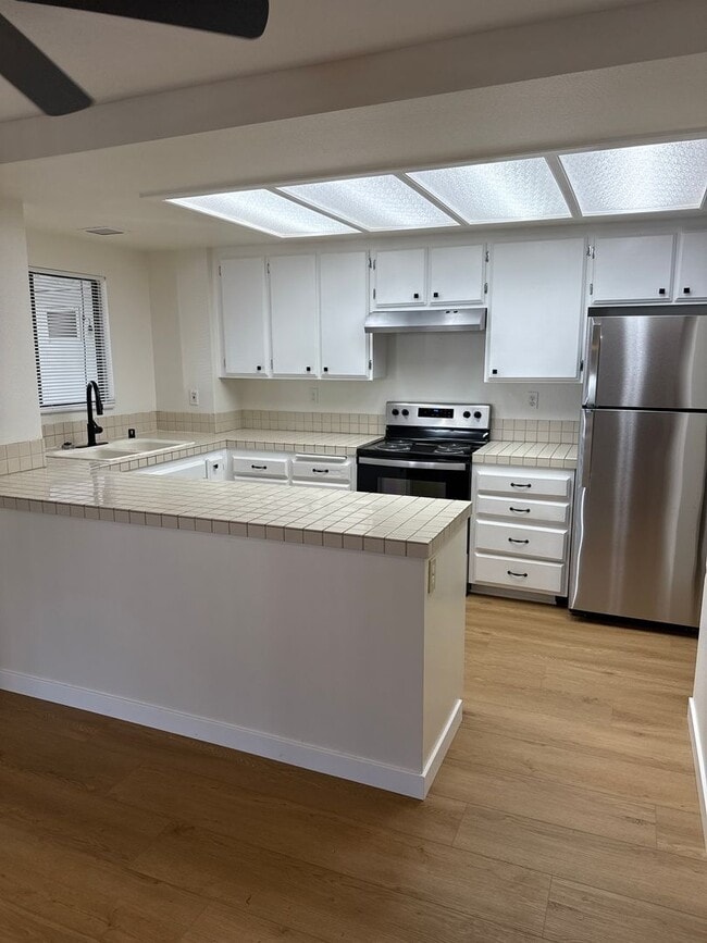 Building Photo - 532.5 Via De La Valle
