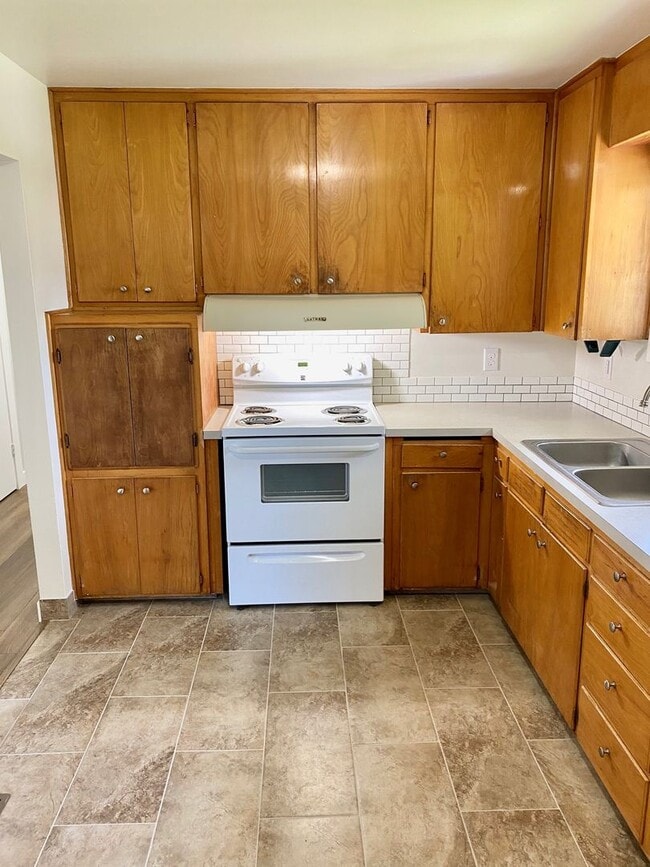 Building Photo - Newly Renovated Blue Home