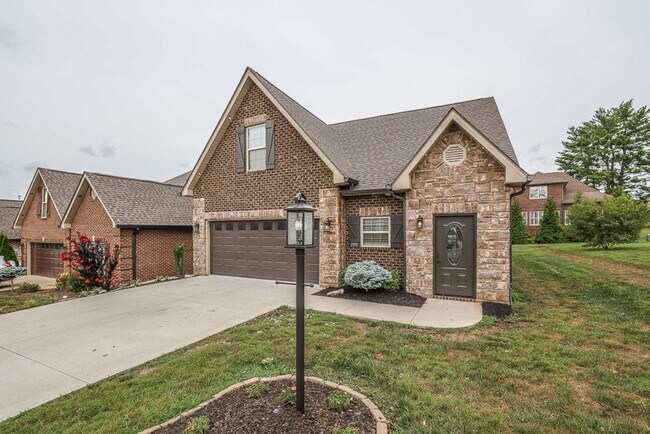 Building Photo - Maryville 37801 - 4 bedroom, 2.5 bath home...