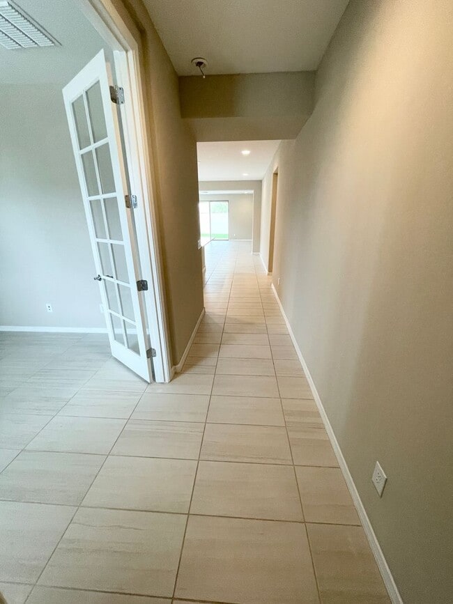Building Photo - Beautiful 3 Bed/2 bath home with tons of u...