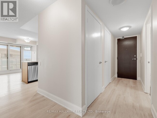 Building Photo - 2181 Yonge St