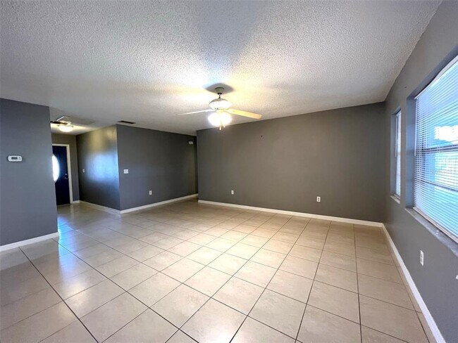 Foto del edificio - 6166 71st St N