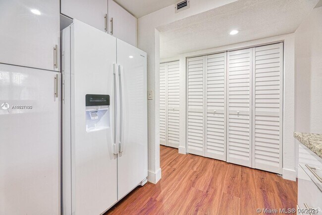 Foto del edificio - 9001 SW 77th Ave