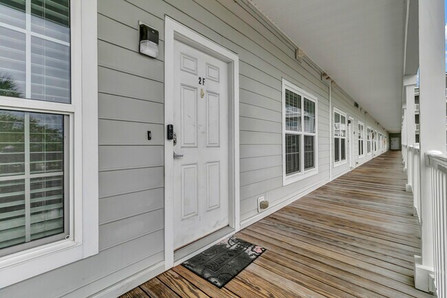 Foto del edificio - 2393 Folly Rd