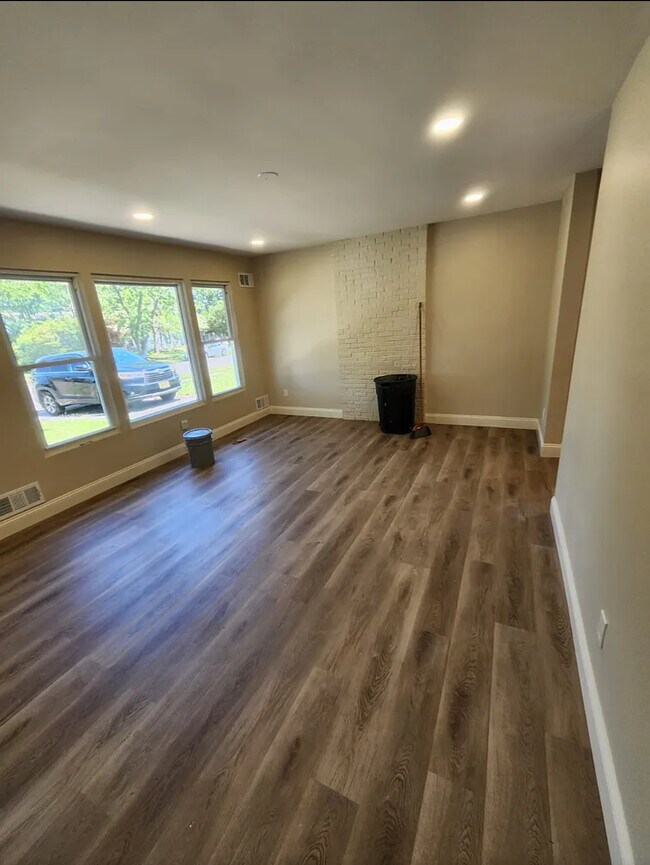 Building Photo - 133 Windward Dr