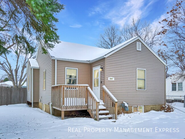 Building Photo - 3 Bed House w/ Fenced-In Yard