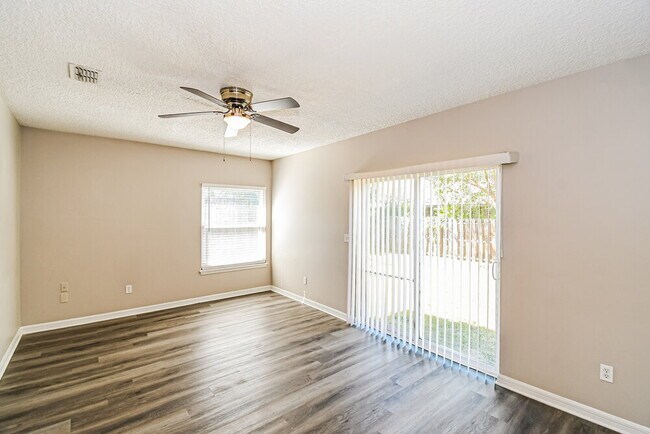 Foto del edificio - 810 Hardwood St