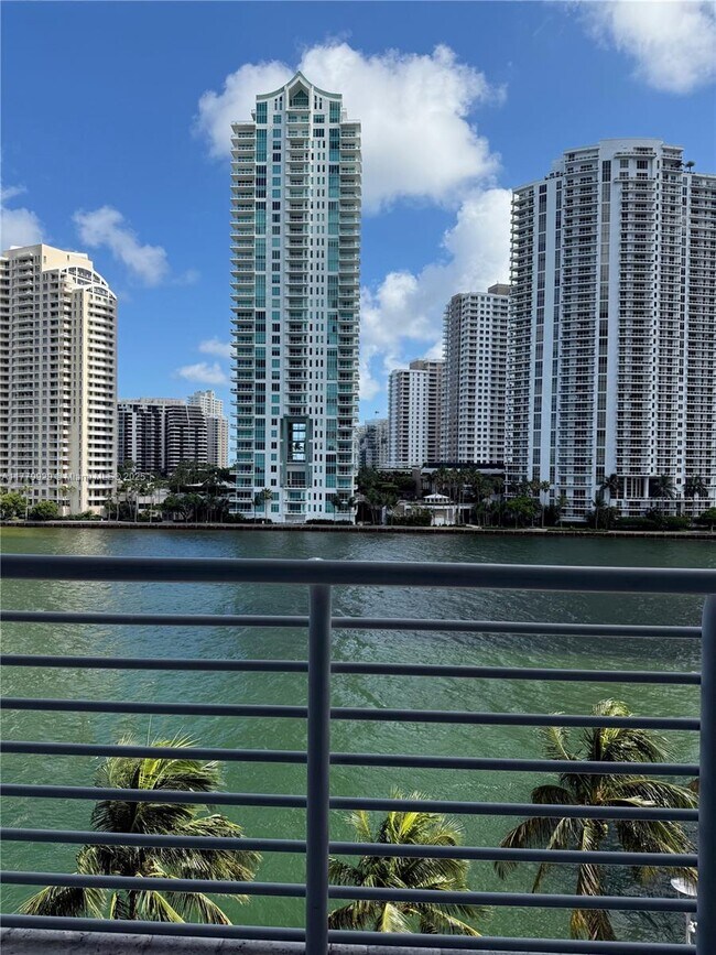 Foto del edificio - 325 S Biscayne Blvd