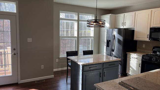 Building Photo - Beautiful, Large 3 Bedroom in Cranberry Twp!