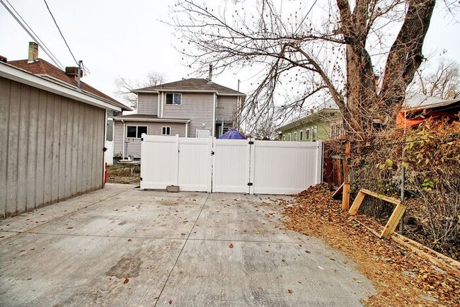 Building Photo - Nice 3 Bed 1 Bath Basement Apartment Close...