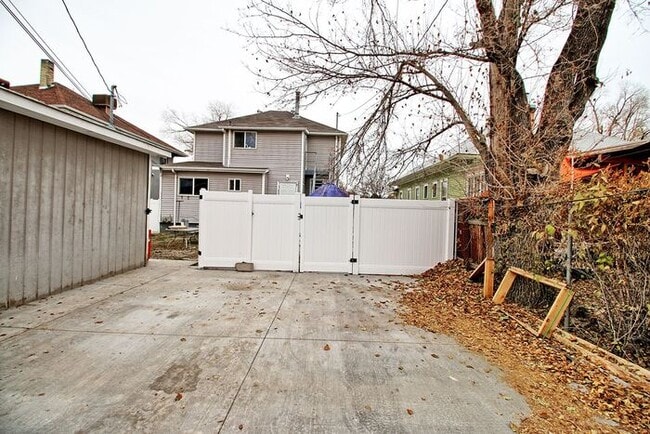 Building Photo - Nice 3 Bed 1 Bath Basement Apartment Close to Downtown GJ