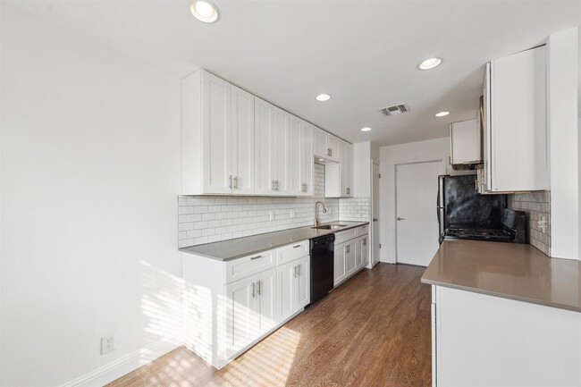 Building Photo - 807 Chisholm Valley Dr