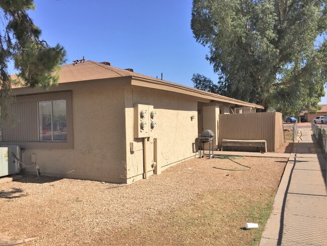 Building Photo - 301-303 E Ludlow Dr