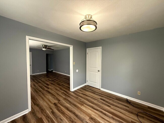 Building Photo - 529 Waterbury Dr