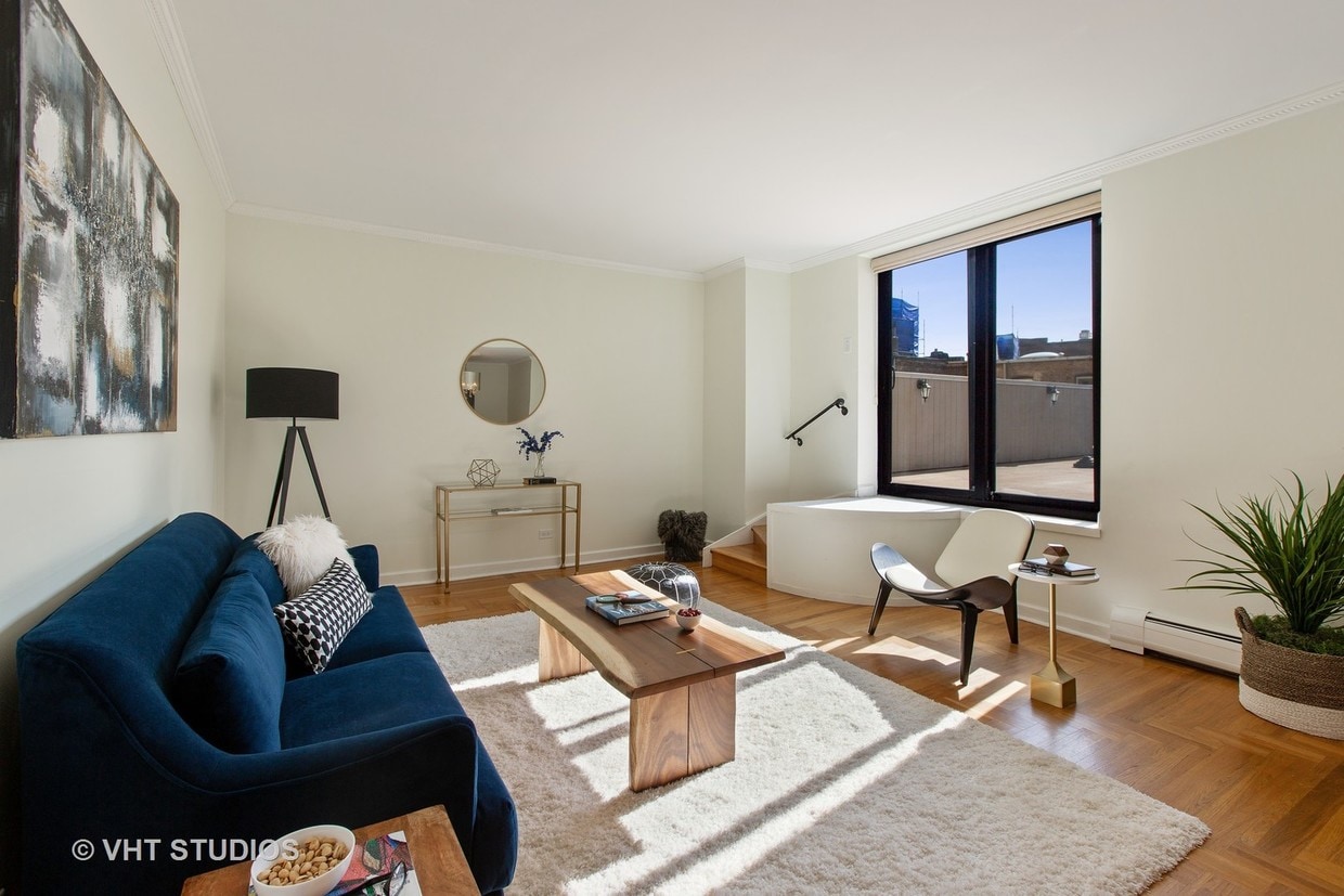 Primary Photo - 2100 N Lincoln Park W