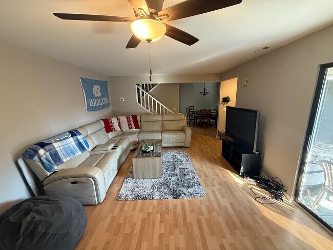 Foto del edificio - Room in Condo on Finley Forest Dr