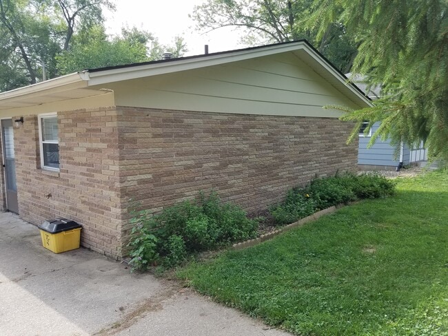 Building Photo - 717 5th Avenue Pl
