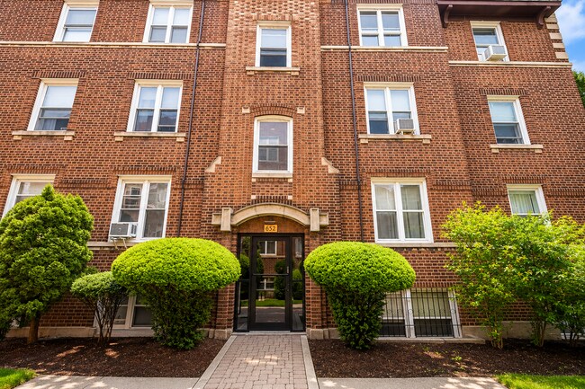 Foto del edificio - 652 W Oakdale Ave