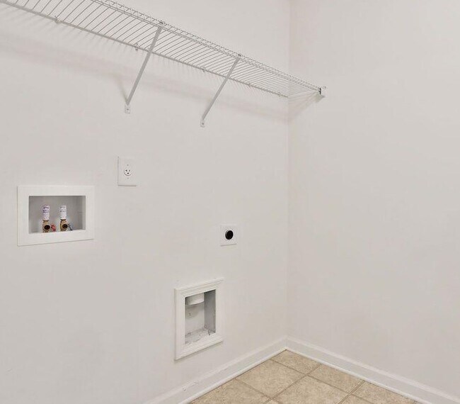 Building Photo - 5860 Vinyard Ln