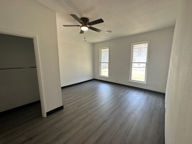 Foto del edificio - 217 SW B St / 217 SW B St 1/2