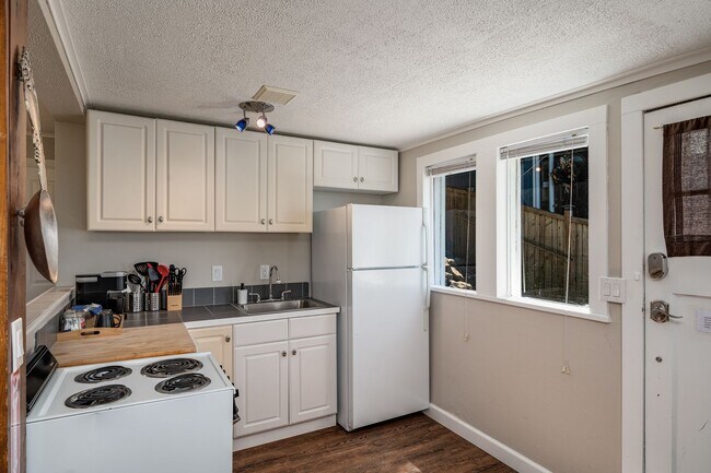 Foto del edificio - Ocean view 1 bedroom bottom floor unit close to Alki