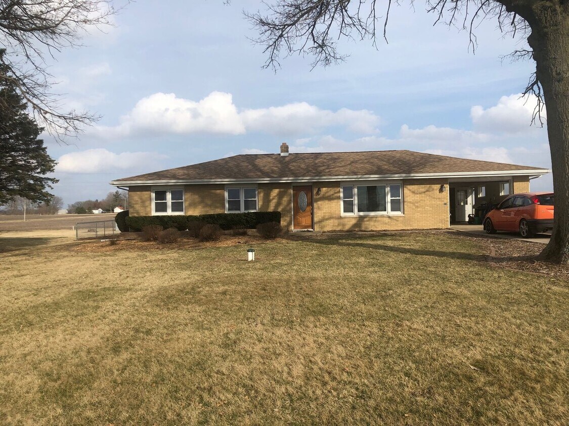 Primary Photo - Beautiful 3BR home rural Bloomington with ...