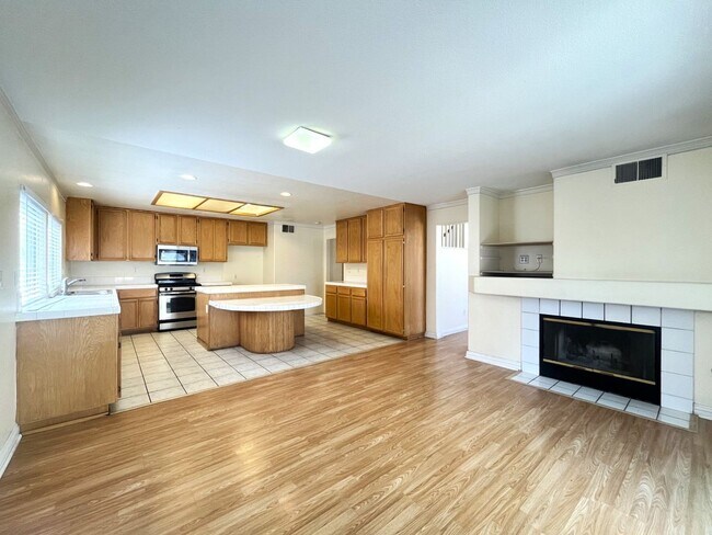 Foto del edificio - 4 bed, 2.5 bath located in Corona, CA!